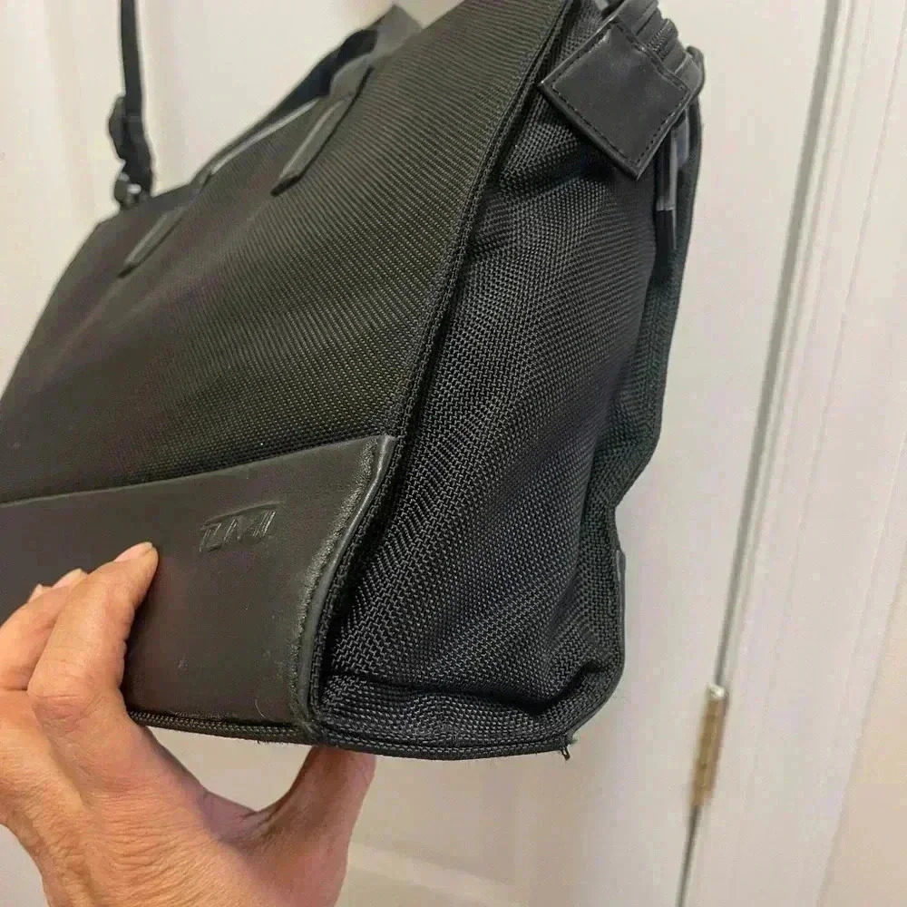 Tumi Ballistic Nylon leather
Briefcase long adjustable padded shoulder straps - Picture 6 of 16